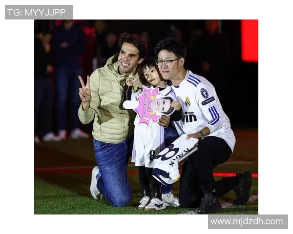 球迷与足球明星亲密合影瞬间展现热爱与激情的美好时刻