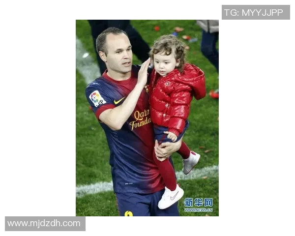 足球明星与爱人甜蜜拥抱瞬间展现幸福生活的美好画面