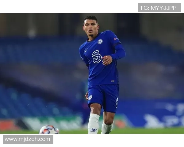 足球明星亲自剪短裤展现个性风格引发球迷热议 足球明星亲自剪短裤展现个性风格引发球迷热议