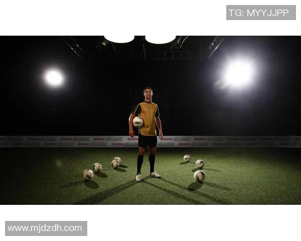 足球明星在沙发上休闲时刻的精彩瞬间展示